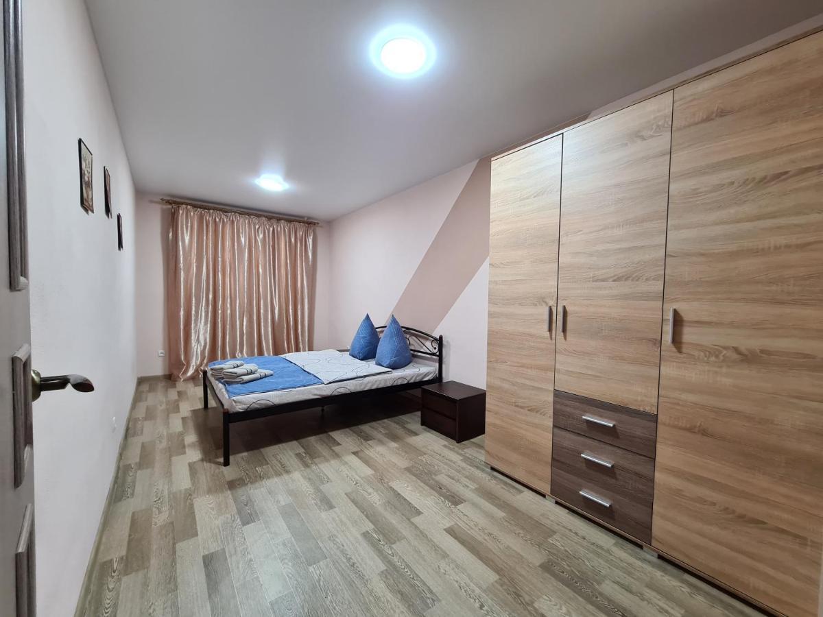 3-Room Apartment Near Inturist On Sobornyi Avenue 156, By Grandhome Zaporizhia Exterior foto